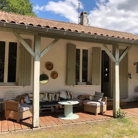Ancienne Grange Dans La Foret *